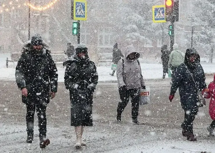 Красноярским пешеходам напомнили правила безопасности на дорогах в снегопад