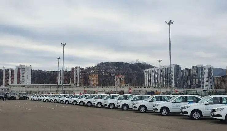 Губернатор вручил руководителям больниц Красноярского края ключи от 56 автомобилей
