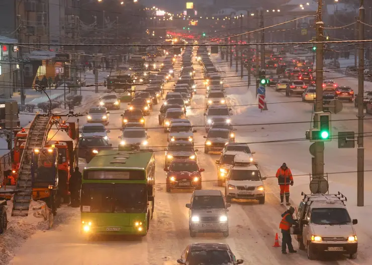 К 17.00 на дорогах Красноярска образовались 8-балльные пробки