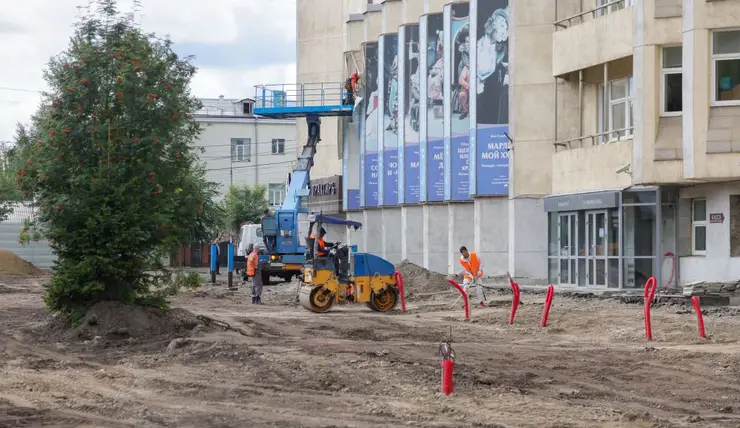 В Красноярске реконструкцию площади около музыкального театра завершат в августе