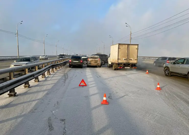 В Красноярске из-за двух аварий на Октябрьском мосту образовались пробки