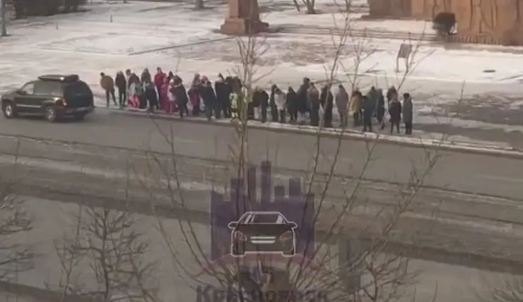 В Красноярске толпа подростков перебежала дорогу в неположенном месте