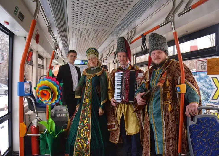 В Красноярске пассажирок трамвая № 4 поздравили с наступающим 8 Марта