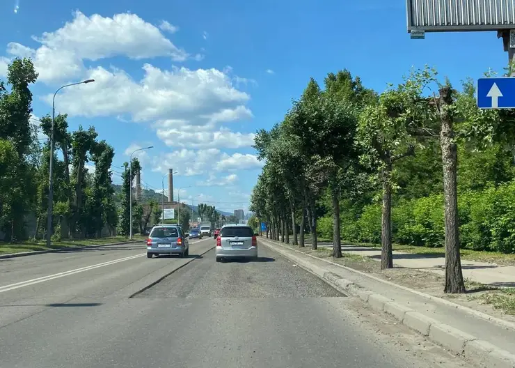 В Красноярске укладывают новый асфальт на улице Свердловской