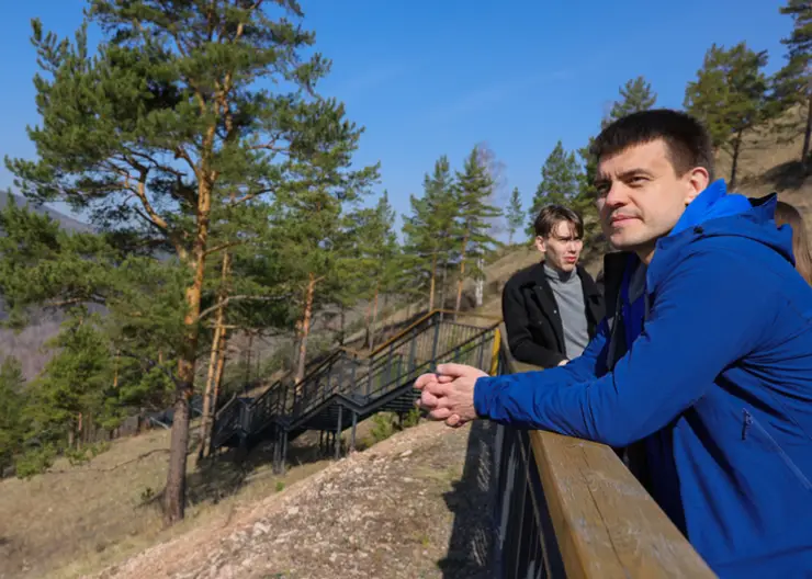 В Красноярске врио губернатора Михаил Котюков вместе с молодежью поднялся на Торгашинский хребет
