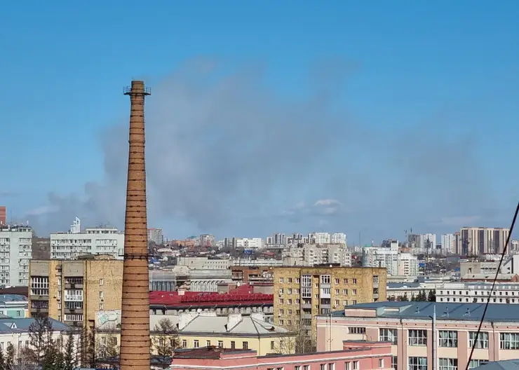 Красноярск окутало дымом из-за горящей сухой травы