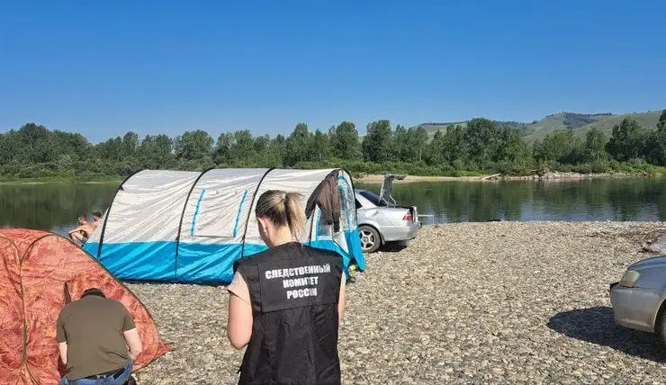 На юге Красноярского края в реке утонула годовалая девочка