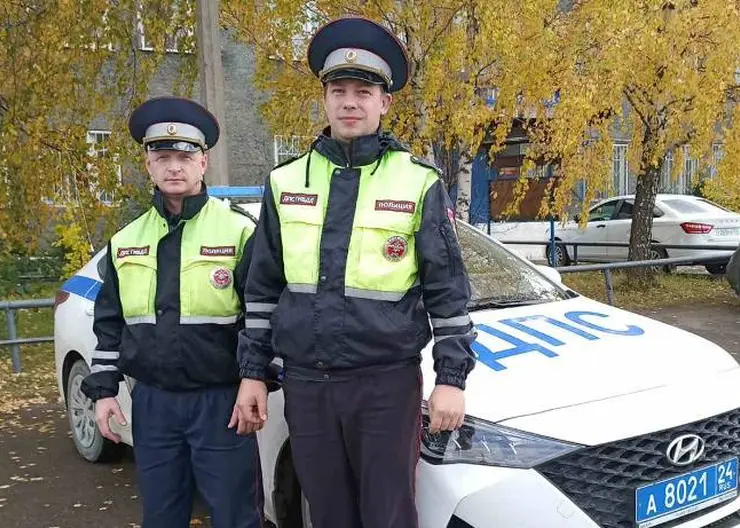 Полицейские Красноярска спасли при пожаре женщину с двумя детьми