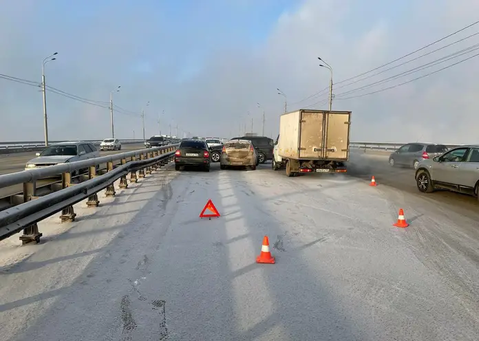 В Красноярске из-за двух аварий на Октябрьском мосту образовались пробки