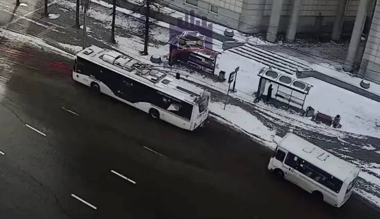 В Красноярске два пассажира пострадали в аварии с участием троллейбуса и автобуса