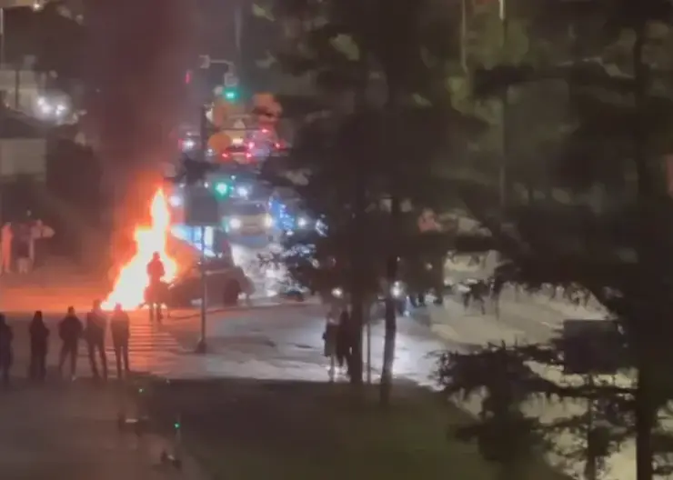В Красноярске на пересечении Перенсона и Дубровинского сгорел автомобиль BMW