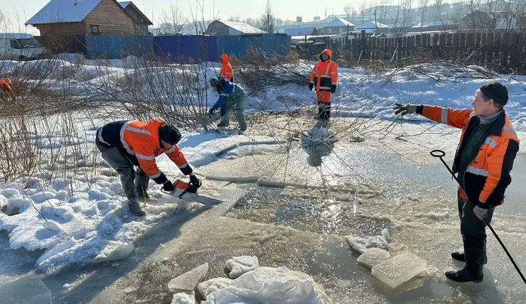 В Железнодорожном районе на малых реках режут лёд, чтобы предотвратить подтопления