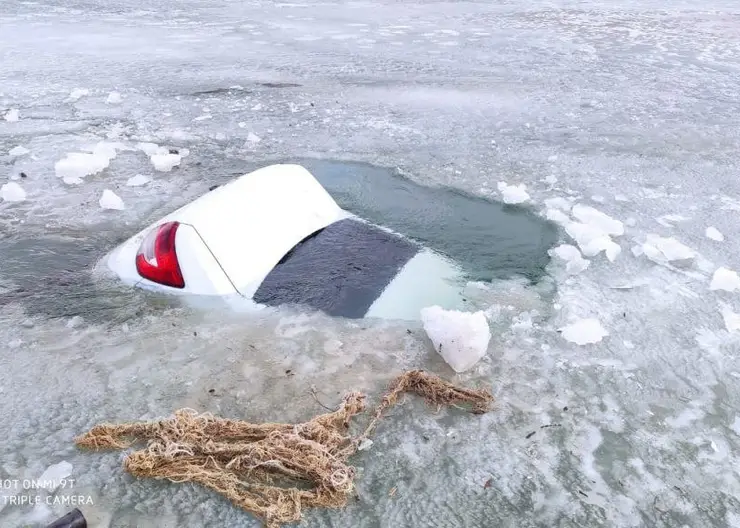 На Красноярском водохранилище автомобиль ушел под лед