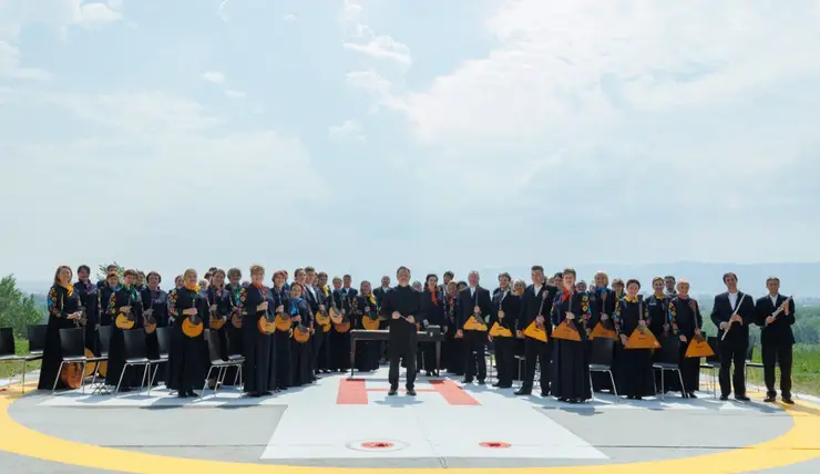 Оркестр Красноярской филармонии выступил для медработников на вертолетной площадке