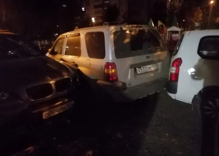 В Красноярске водитель на BMW разбил несколько машин во дворе