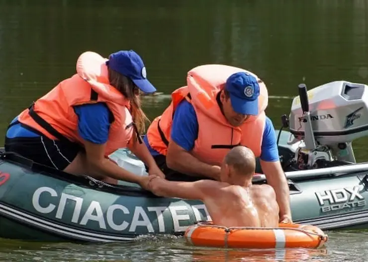 В Красноярске на озере спасли двух человек на надувном матрасе
