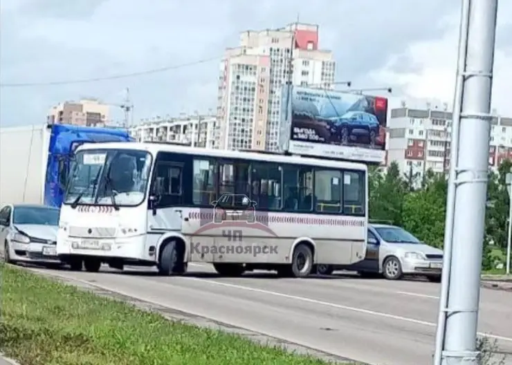 В Красноярске из-за ДТП полностью перекрыто движение на Авиаторов