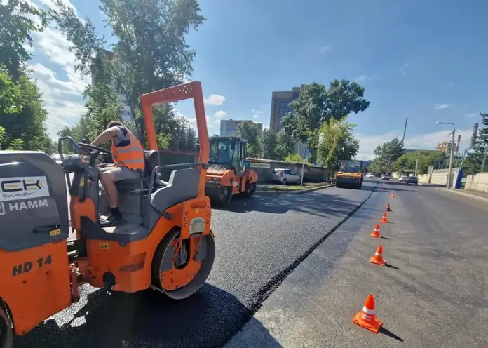 В Красноярске до конца августа уложат асфальт на улице Мечникова