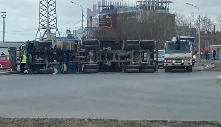 В Красноярске перевернулся грузовик с прицепом