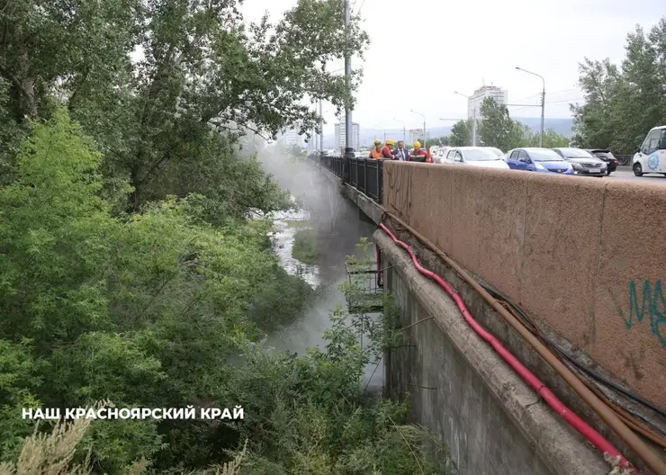 В Красноярске под Коммунальным мостом прорвало трубу с горячей водой