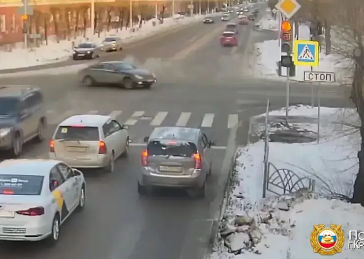 В Красноярске за дрифт на перекрестке оштрафовали 40-летнего водителя «Мерседеса»