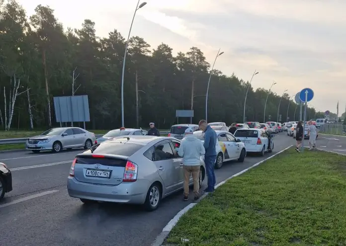 Под Красноярском троих таксистов-мигрантов выдворят из страны