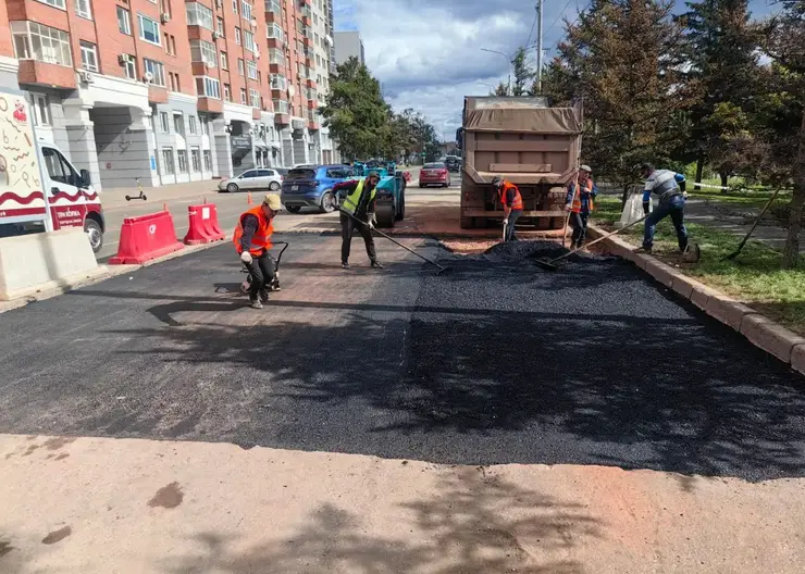 В Красноярске поврежденный участок улицы Дубровинского начали асфальтировать