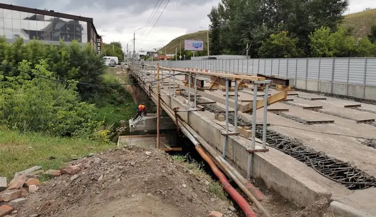В Красноярске на мостах через Качу ремонтируют балки