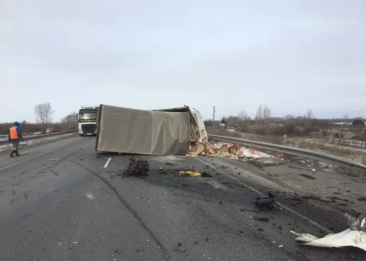В Красноярском крае на трассе перевернулся грузовик с сахаром и крупой