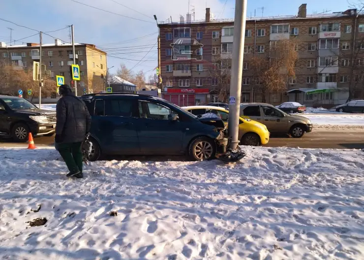 В Красноярске водитель пытался избежать ДТП и врезался в столб