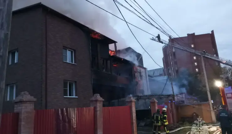 В Красноярске на улице Матвеева загорелся частный дом