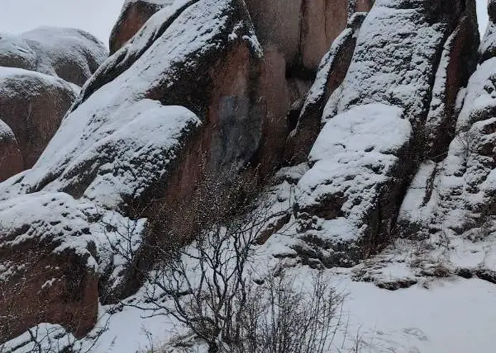 В нацпарке «Красноярские Столбы» начали убирать граффити со скалы