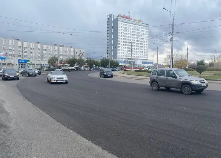 В Красноярске на кольце Предмостной площади уложили новый асфальт