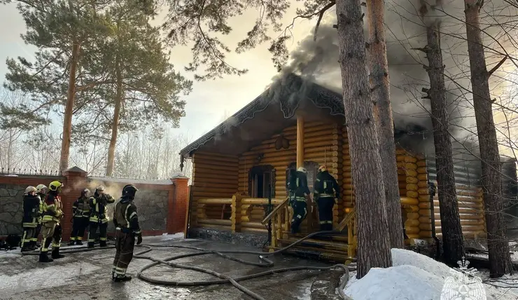 В Красноярске на улице Чистопрудной горят баня и хозяйственная постройка