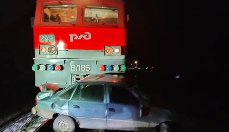 В Красноярском крае водитель выехал на ж/д-переезд на красный и попал под грузовой поезд