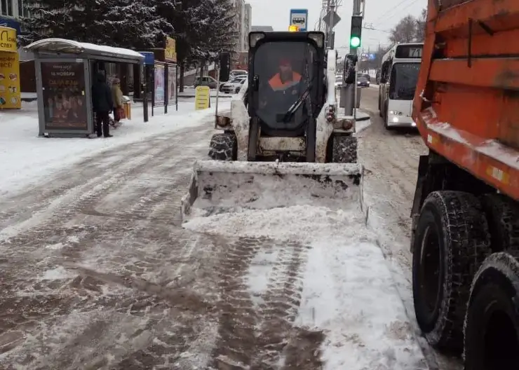 В Красноярске продолжается борьба с последствиями снегопада