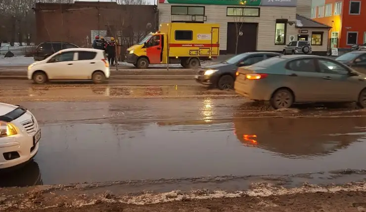 В Красноярске на улице 60 лет Октября произошел порыв теплосети