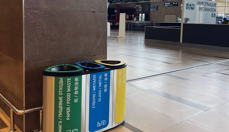 В аэропорту Красноярск поставили 78 урн для раздельного сбора мусора