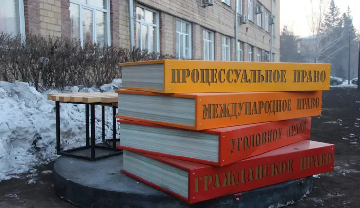 В Красноярске возле Юридического института СФУ появился новый арт-объект «Стол студента»