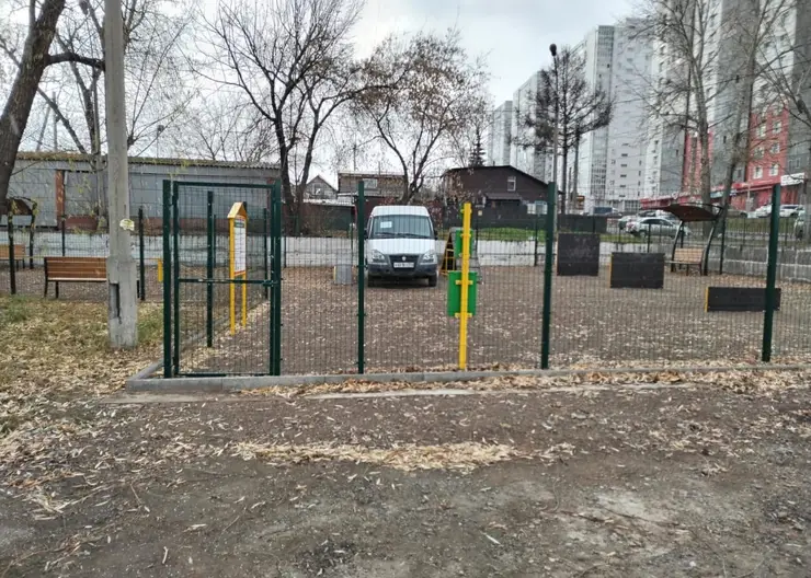 В Красноярске построили площадку для выгула собак вокруг припаркованной «газели»