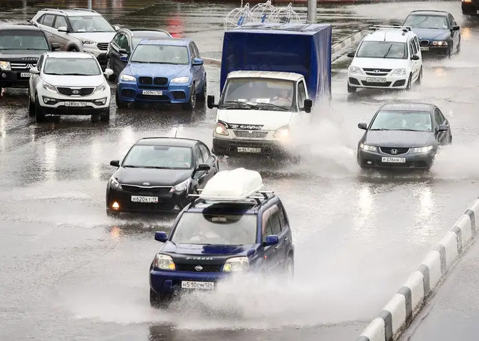 Красноярским автомобилистам рассказали, как избежать эффекта аквапланирования