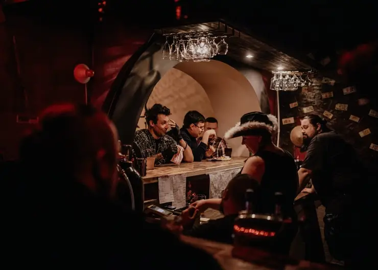 В Красноярске открылся бар с пиратской тематикой «Синяя Чайка»