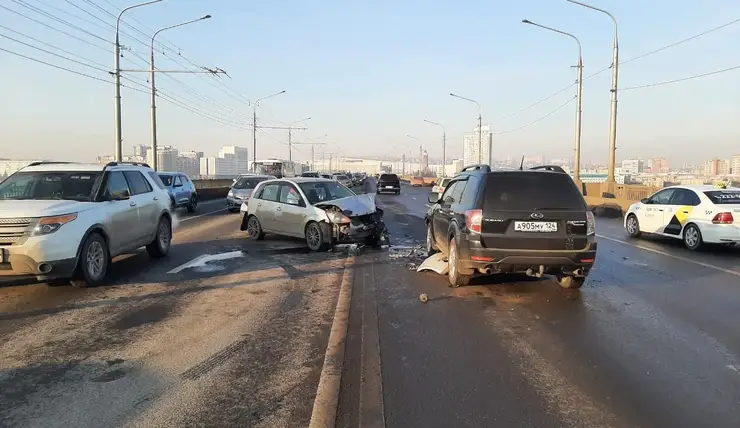 В Красноярске на Коммунальном мосту в ДТП пострадал ребенок