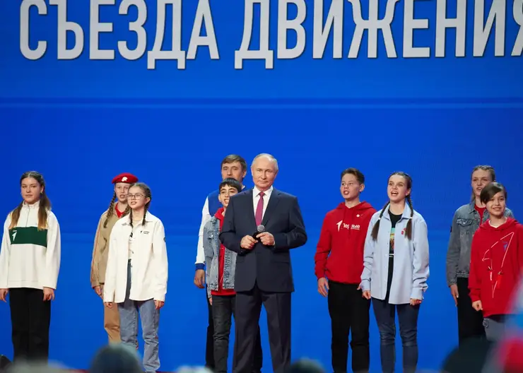 Красноярская школьница исполнила гимн с президентом Владимиром Путиным