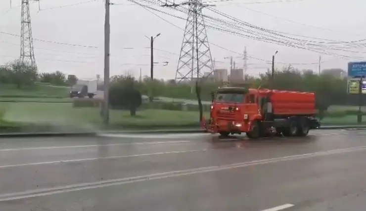 Красноярцам рассказали, зачем мыть дороги в дождь