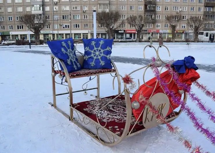 Красноярские студенты построили новогодние арт-объекты в Свердловском районе