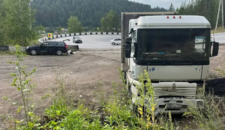 Под Красноярском в аварии с грузовиком пострадала полуторогодовалая девочка