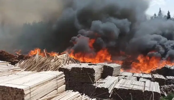 В Красноярском крае пожар на лесопилке возле Тасеево тушили 4 дня