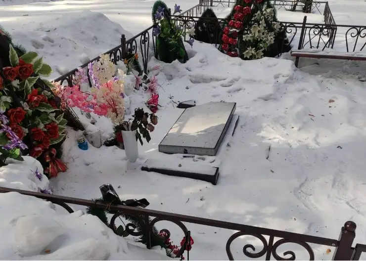 В Лесосибирске 22-летний парень сломал 25 надгробий на кладбище