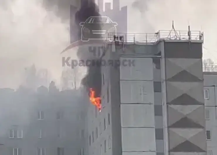 В Красноярске горит общежитие на улице Ключевская